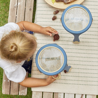 G4602 All-Weather Tabletop Magnifier Set of 2 Lifestyle 016