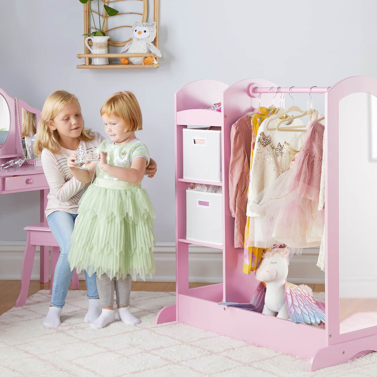 G98403 See and Store Pink Lifestyle 2 | Pink