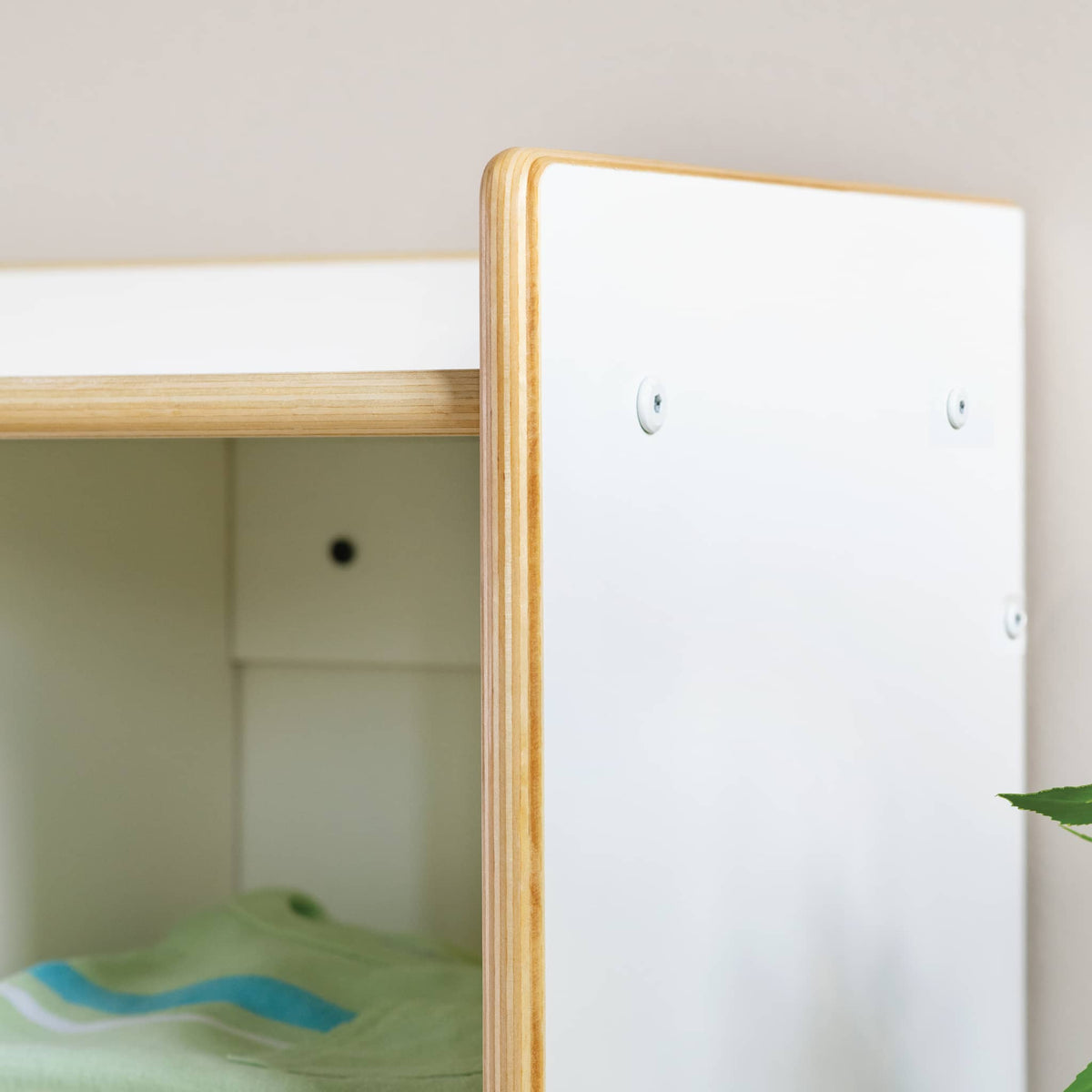 G80420 EdQ 10-Section Wall Mounted Locker White Env 0124 Detail | White